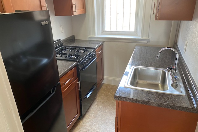 Call NOW for showings! 617-236-8550 - BOYLSTON ST - *NO FEE!* 1BBR SPLIT FOR 2 PPL W/ BAY WINDOW, H&HW INC, LNDRY IN BLDNG FOR *9/1/2025* Apartments