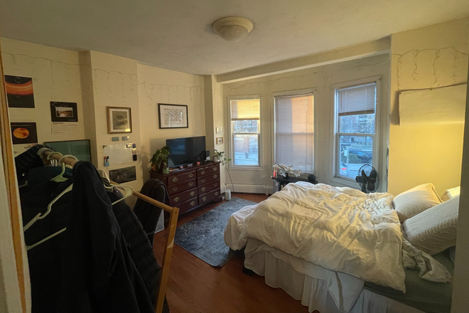 Bedroom #1 - Sublet for Apartment right next to Green Line/39 Bus/Walkable to NEU