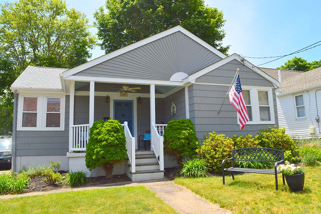 Exterior - 92 Rodman Street - Narragansett Pier House