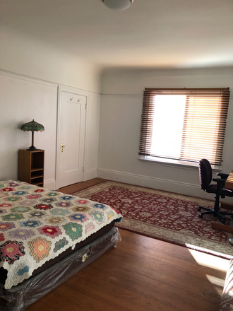 bedroom - A private room and and an office  in a large craftsman house near U.C Berkeley. Share with 2 women.