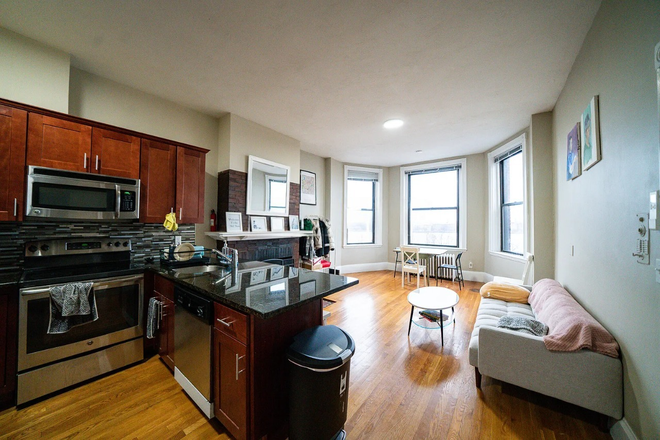 Call NOW for showings! 617-236-8550 - BAY STATE RD - LUXE REAR FACING 2BR/1BA AVAIL *9/1/2026* W/ IN UNIT LNDRY, H&HW INC, RNTL PRKNG
