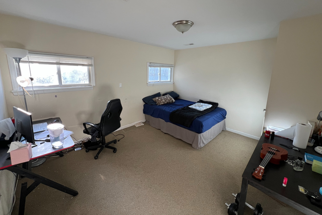 Bedroom - Private Room in All Boys Apt with 15 minute walk to campus, 23/28 & orange line accessible (1 stop)