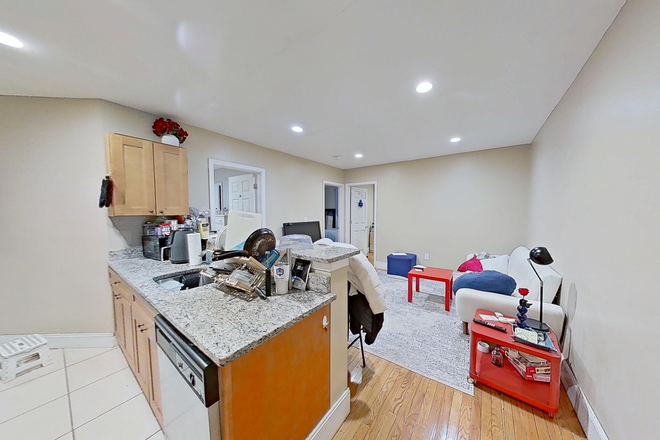 Unit - NO SECURITY DEPOSIT DUE!! GORGEOUS, RENOVATED 3 BED CLOSE TO BC! AVAIL 9/1/26! Condo