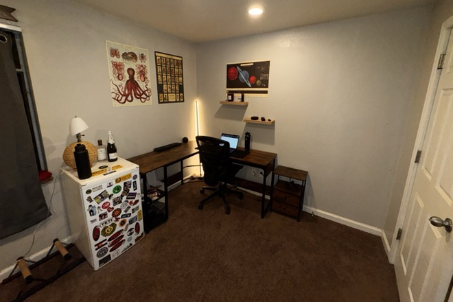 Office Space in Bedroom - Fully Loaded Room Near CU Boulder (On Hill) – Parking, Laundry, Backyard & More Townhome