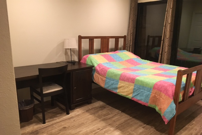 Private room - Furnished room with private entrance and shared bathroom