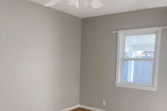 Bedroom - Private Bedroom Near UNO | Utilities and Laundry Included | Female Student Housing House