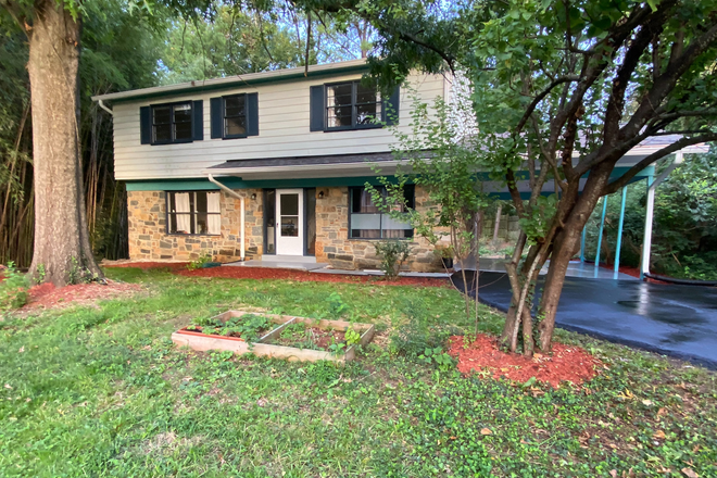 Outside street view - Affordable rooms available in shared Student house $575-$590,  5min drive (15 bike) from UMD campus!