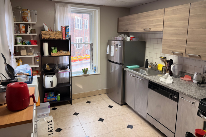 . - Close to Campus, 3 bed 1 bath, heat and hot water included Condo