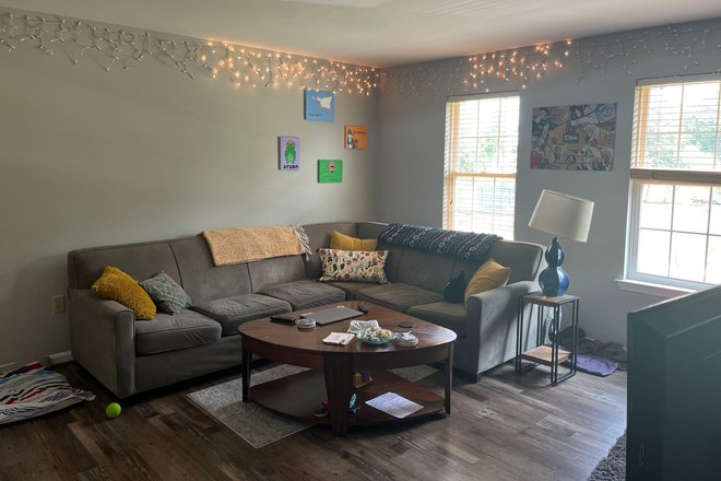 Upstairs living room - Room in graduate student house