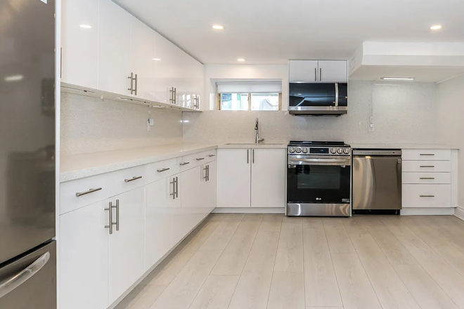 Kitchen - Cosy 3 Bedroom Apartment in the Annex Neighbourhood