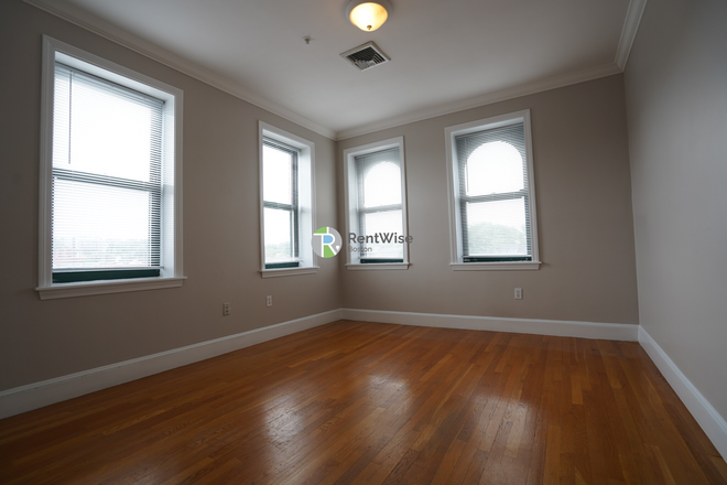 1 - AVAIL NOW 2025 -Sweet Brighton Center 2 bed, Elevator, W/D in Unit!