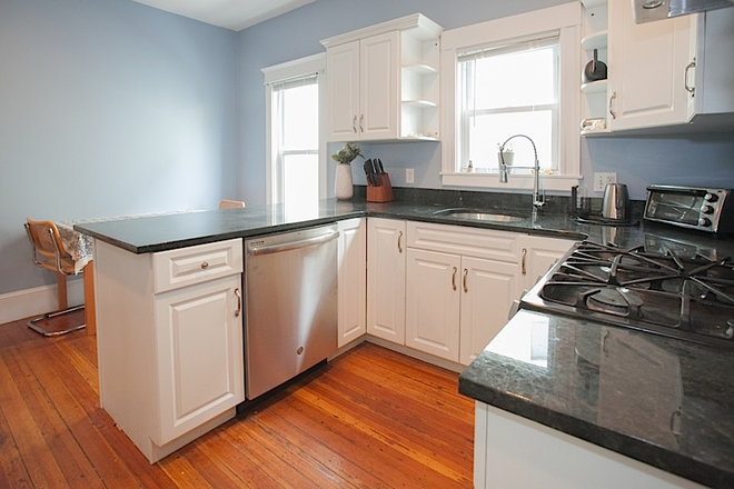 kitchen - *NO BROKERS FEE!* Renovated 3 Bed / 2 Bath Porter Sq! Available 9/1/26!! Apartments