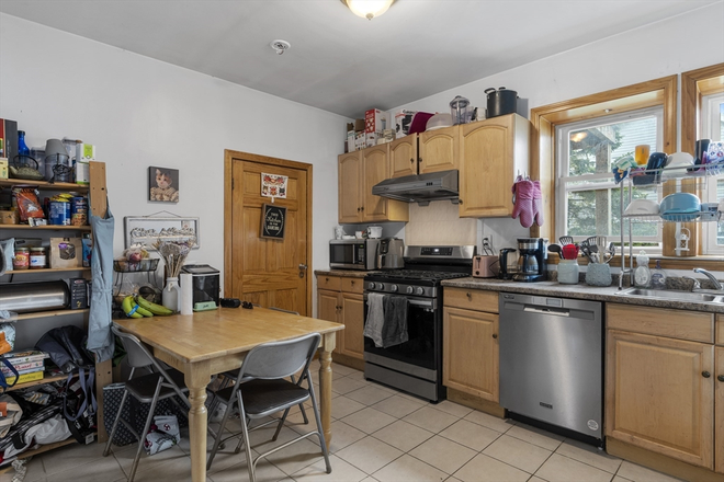 LIVING - SPACIOUS 3 BED/2 BATH AVAIL. 9/1/251 Apartments