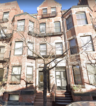 a - Studio right by Newbury Street Apartments