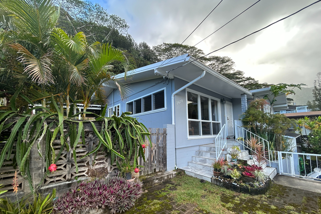 Front of the house left corner - Quiet Furnished Home in Manoa - Beautiful Mountain Views - Utilities Included