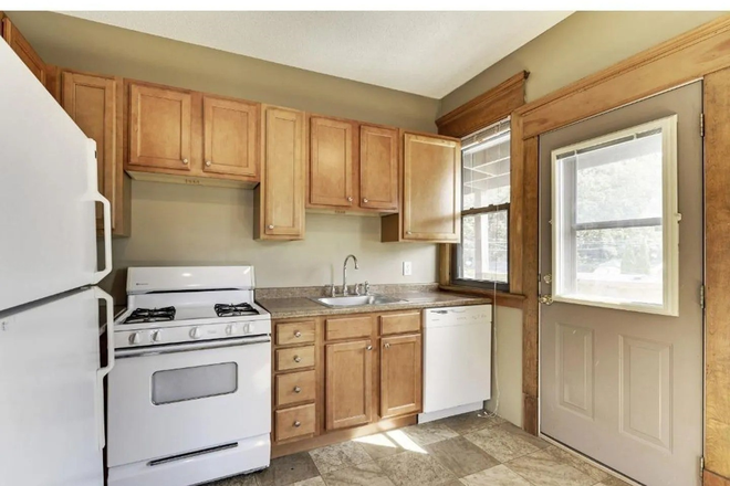 Kitchen - 3-Bedroom, walk to campus!! Apartments