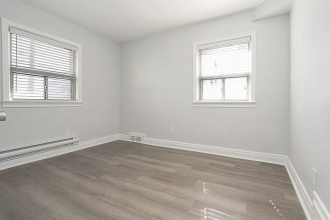Available bedroom - Etobicoke Listing (Beside Kipling Station) * 2 roomates * Less than 5-minute walk to Kipling Station
