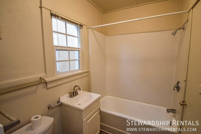 Bathroom #1 - Sept Rent waived!!! 5 bedroom House, looking for 1 New Roommate!!!