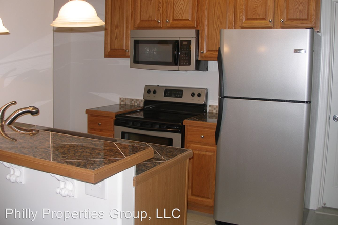 Kitchen with Granite and SS Appliances - Amazing deal on Off Campus House- Temple