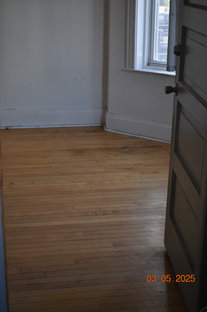 Front Entrance - 1st Floor Front Apartment close to UIC campus