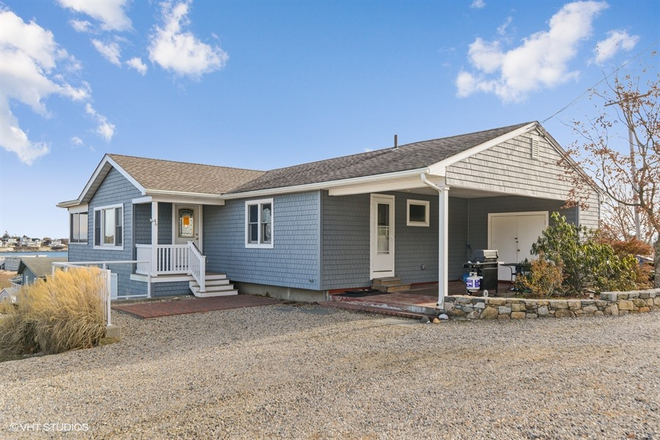 Front - 4 Bedroom/3 Bath Home in Beautiful Narragansett