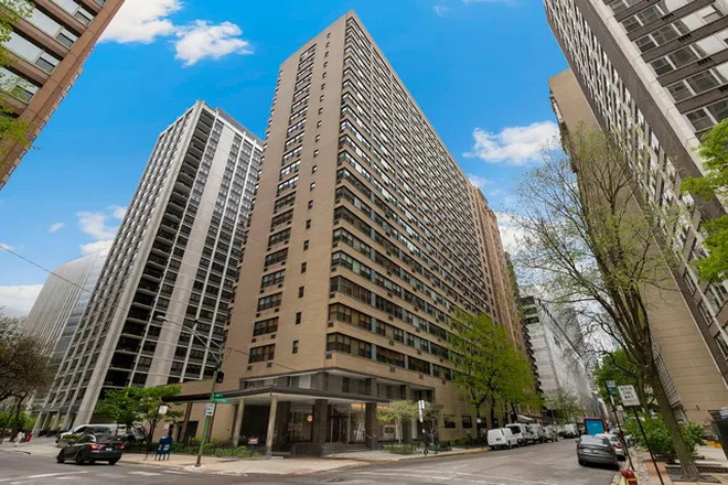 Building - 2 bed, 2 bath condo with views of Lake Michigan, minutes away from the beach.