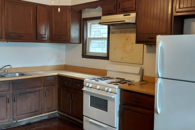kitchen and cabinets - 3-flat very close to Brown Line Apartments
