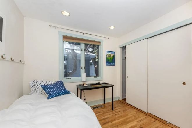 Bedroom for rent - House close to campus