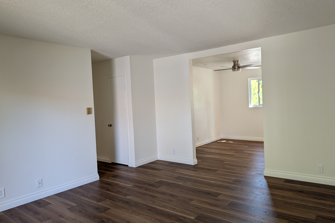 Living Room, lots of light, leading to kitchen and hallway, lots of space open floor plan - 3br/1.25b- Very Light And Bright Upper Level -$3500 / (Woodbridge in Irvine) Condo