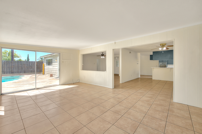 Den - House with Pool – Walk or Bike to UCR - 5BR/2BA