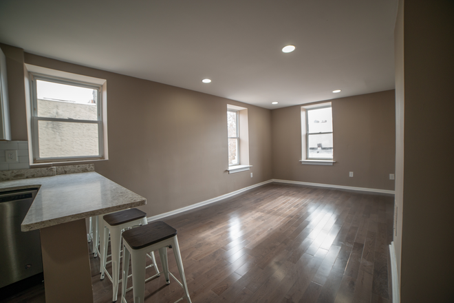 Living Room - Off Campus Philly  - Sunny Updated 5 Bed Steps From Campus Apartments