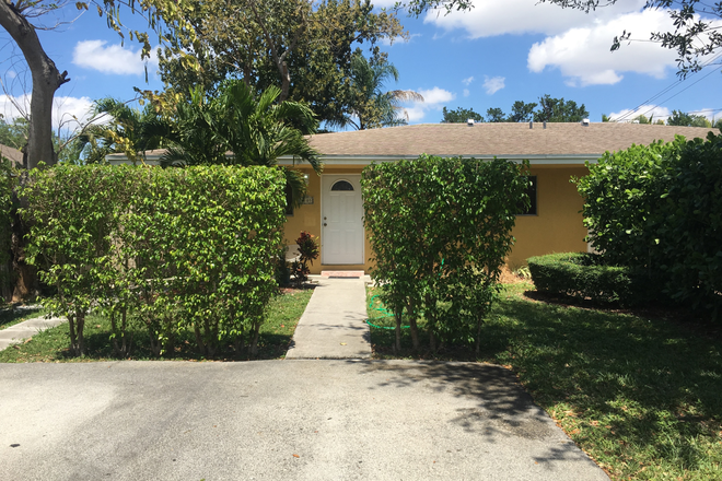 Front - Walk -Bike to UM! One block to  Campus Shared house ALL Utilities INCLUDED!