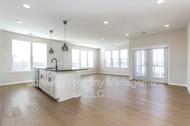 Living area - 2BR apt-Culvert Dr-West Windsor