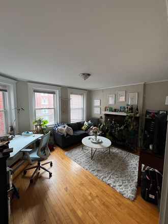 living room - Summer Sublet in Harvard Sq