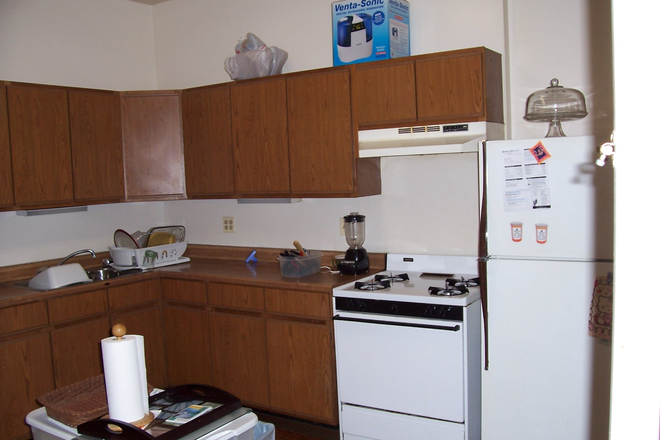 Kitchen - RUSH & U of I STUDENT APARTMENTS MEDICAL DISTRICT STUDENT DISCOUNTS AVAILABLE Text Only