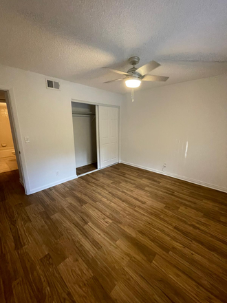room - Fully Furnished Room for Rent - Females Preferred(Student or Full-Time Worker)