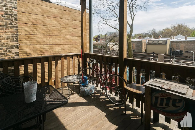 Porch - Open Room in Lincoln Park Apartment