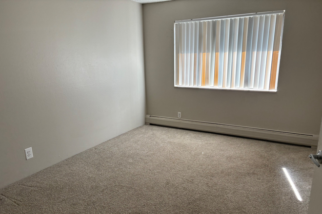 Bedroom - Looking for roommate in 2 bedroom townhouse