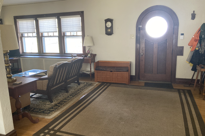 Entry hall - Single-family home close to Danforth campus and metro link to Medical campus