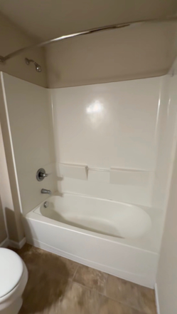 Bath - 1 Bedroom Yugo Cincinnati Deacon Apartments