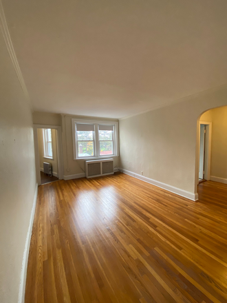 Hub Realty - Location next to campus, large one bedroom, heat included Apartments