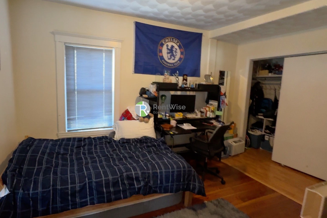 3 - 9 month GEM! 3 Bed with Office! Perfect for Tufts Students- NO BROKER FEE! Triplex