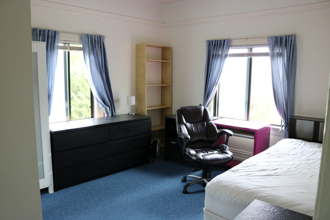 Bedroom - Fully furnished bedroom 15 minute walk to Campus. All Utilities Included.