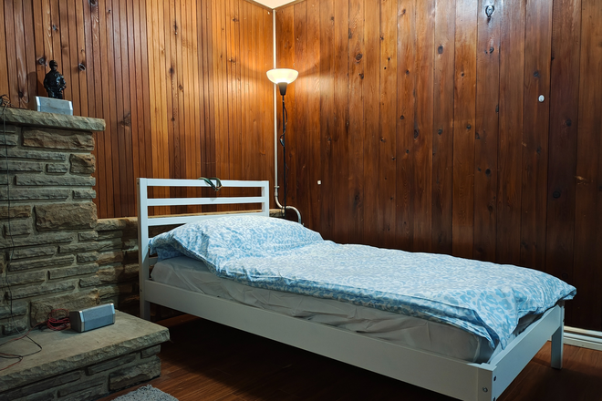 BR#4 -$1000 - 4 Furnished Bedrooms • 2 Full Baths • Split‑Level Brick Bungalow