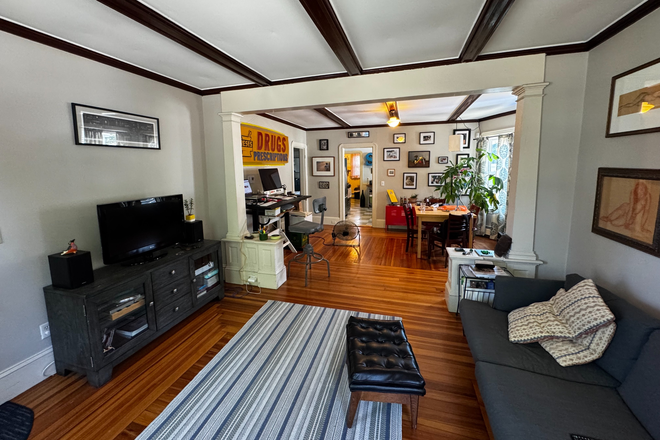 Living room/Dining room - Desirable Oak Hill Neighborhood Apartments