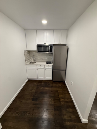 Studio Kitchen - Renovated Studio - 5 minutes drive to Campus Apartments