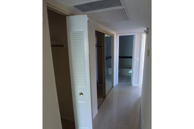 HALLWAY - SEEKING ROOMMATE PREFERRED STUDENT Townhome