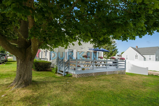 side - Two bedroom close to Scarborough Beach, 7 miles to URI Campus House