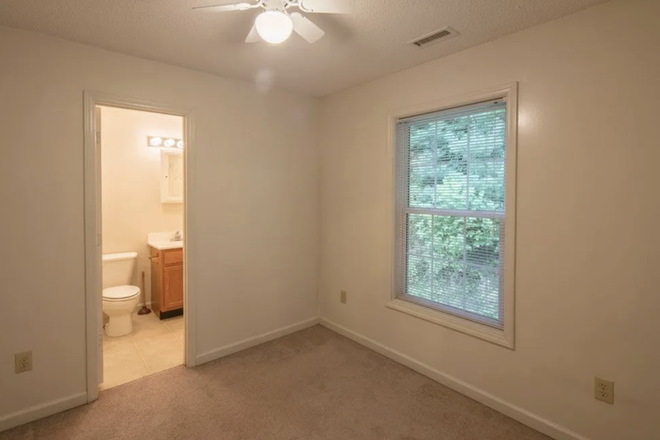 bedroom - Poplar Point Apartment