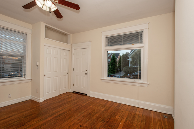 Living Space - 215 E Rochelle House